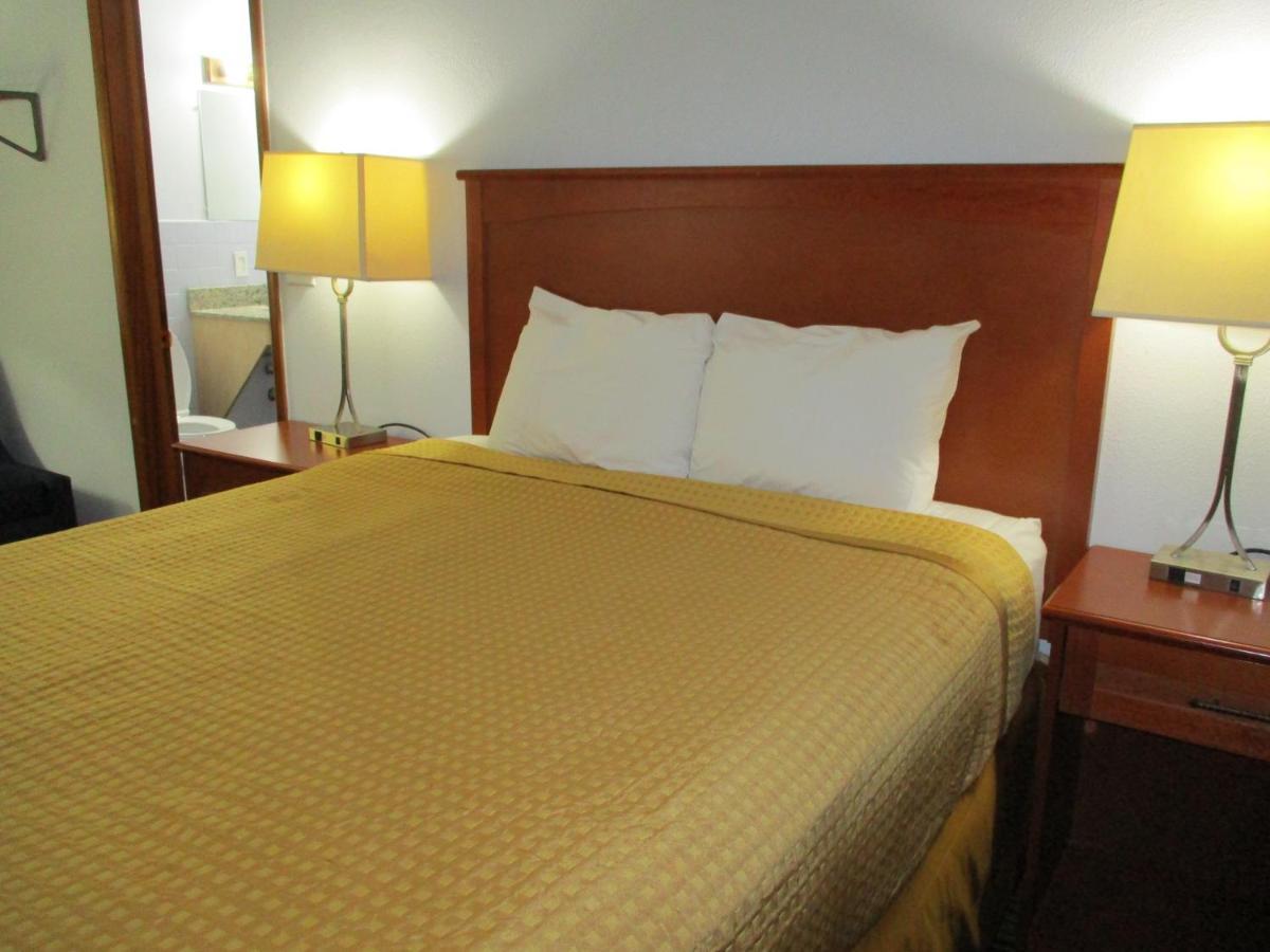 Travelodge By Wyndham Spirit Lake/Okoboji Exterior photo