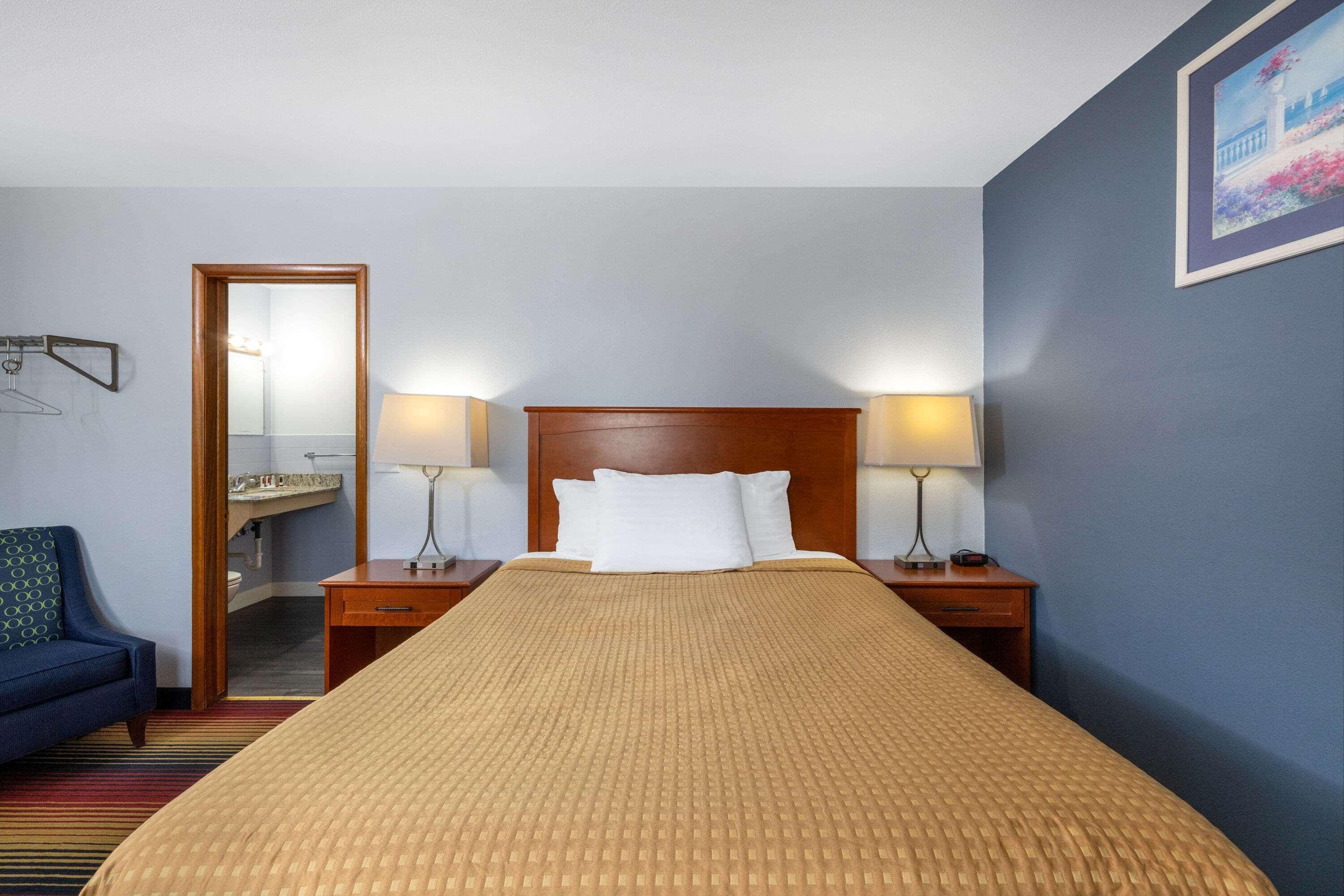 Travelodge By Wyndham Spirit Lake/Okoboji Exterior photo