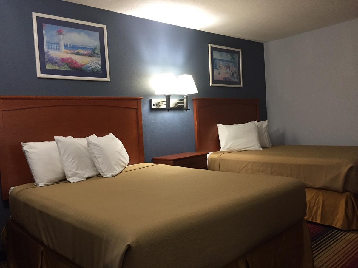 Travelodge By Wyndham Spirit Lake/Okoboji Exterior photo